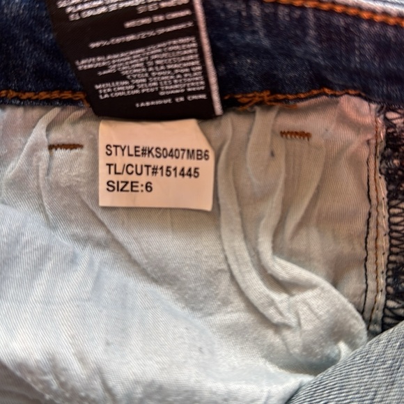 Kut from the Kloth Distressed High Rise Denim 6” Shorts size 6 - Picture 6 of 6